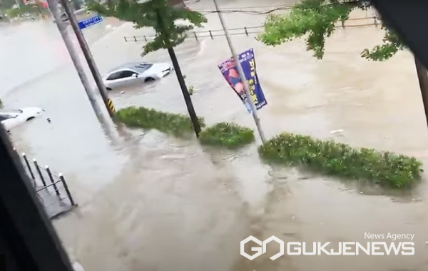 8일 오후 인천 지역에 호우경보가 발효된 가운데 미추홀구 주안역 인근 도로가 침수돼 차량 여러 대가 물에 잠겼다. 국제뉴스DB
