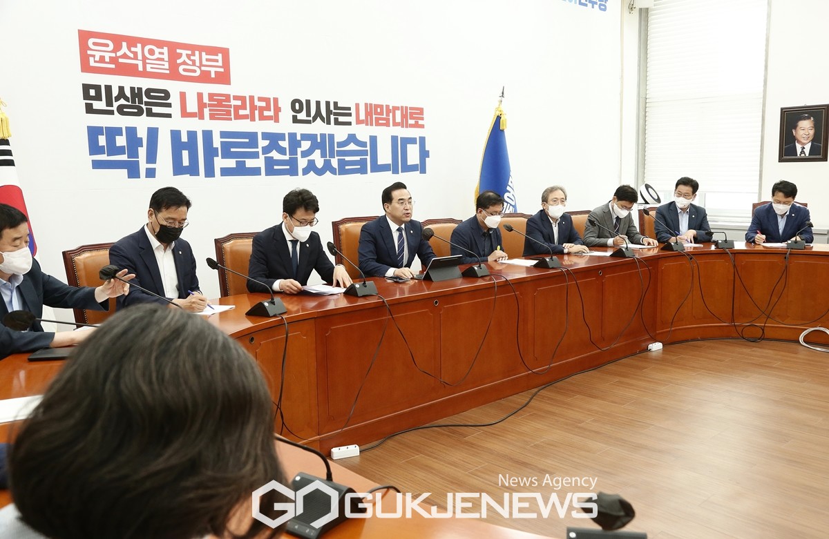 (서울=국제뉴스)박홍근 더불어민주당 원내대표가 16일 서울 여의도 국회에서 열린 원내대책회의에서 모두 발언을 하고 있다. /사진= 원명국 기자