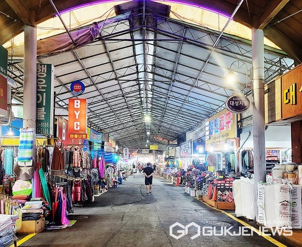 충남 서산시가 오는 10월 말까지 4개 전통시장, 369개 점포를 대상으로 점포사용 관련 실태조사에 나선다. 사진은 서산동부시장 모습. (서산시 제공)