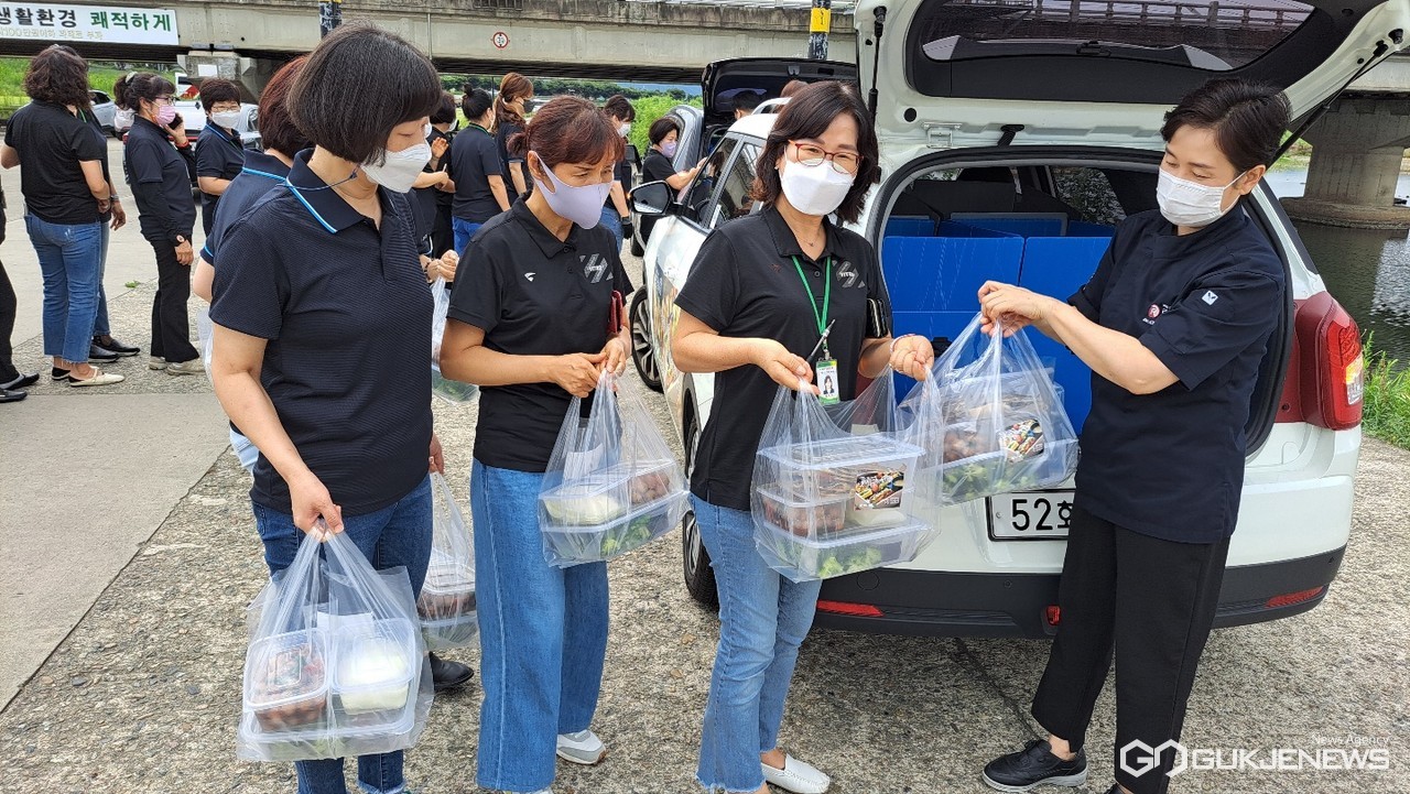 (제공=경주시)  각 경로당으로 반찬을 배송하고 있는 행복도우미들