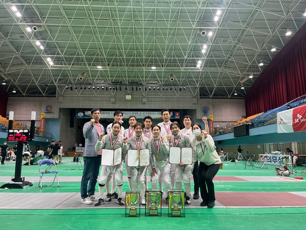                (사진=익산시) 국가대표 선발전 및 전국펜싱선수권 대회에서 우승을 차지한 남녀펜싱팀  