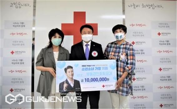 소년소녀가장 지원 성금 전달 모습 (왼쪽) 부울경민호특공대 오경래 부산지역장, (가운데) 대한적십자사 부산지사 서정의 회장/제공=셰프애찬