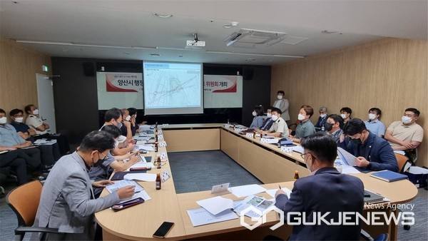 ‘행정타운 부지조성사업’ 사업부지 재검토 위원회 개최 하고있다./사진=양산시