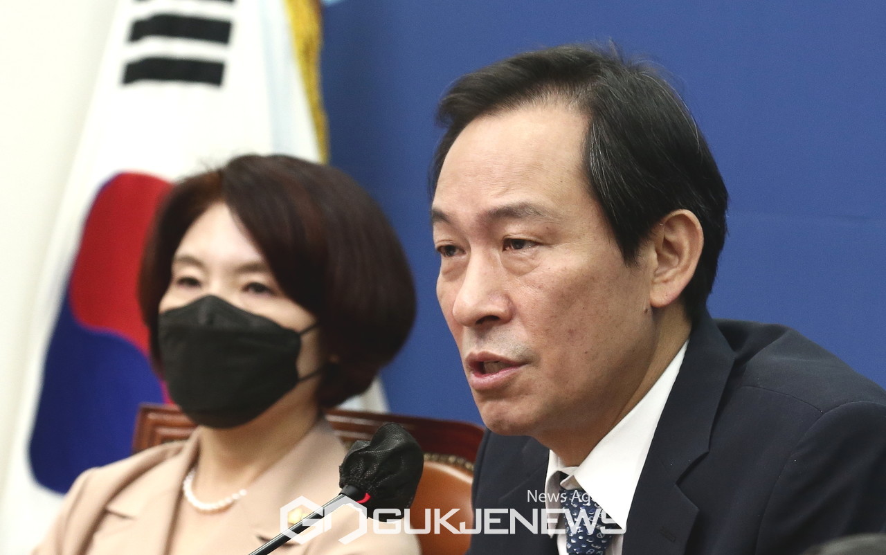 ▲우상호 더불어민주당 비상대책위원장은 22일 오전 국회에서 비상대책위원회의를 주재하며 정치 보복 수사에 올인하는 정권에 대해 강력한 투쟁을 밝히고 있다./사진=원명국 기자