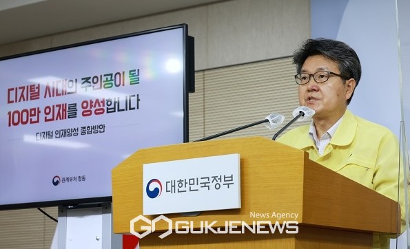 오석환 교육부 기획조정실장이 22일 오전 정부세종청사에서 ‘디지털 인재 양성 종합방안’에 대해 브리핑하고 있다.