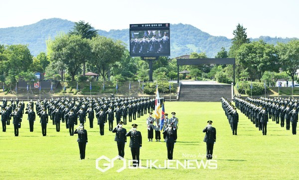 26일 육군부사관학교에서 열린 '22-3기 부사관 임관식'에서 신임 부사관들이 거수경례를 하고 있다.(사진제공.육군)