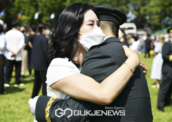 육군부사관학교에서 열린 '22-3기 부사관 임관식'에 참석한 신임 부사관 어머니가 임관하는 아들과 포옹하고 있다.(사진제공.육군)