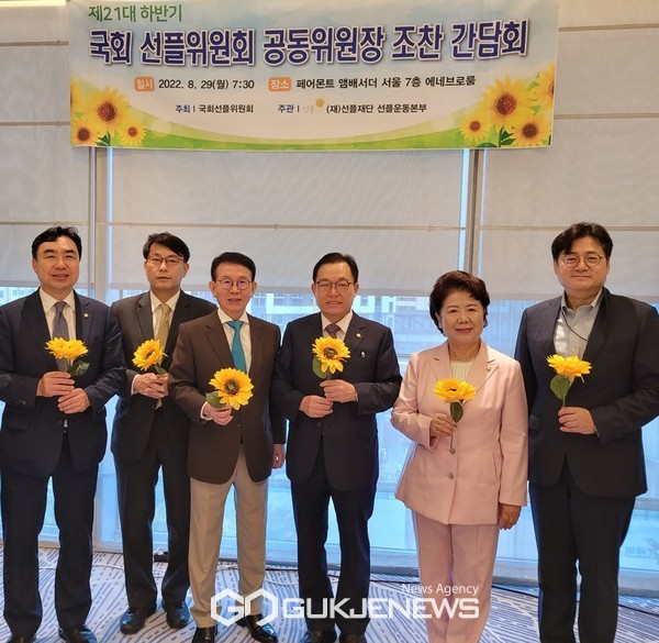 왼쪽부터 윤관석 국회산자위원장, 윤상현 국회정무위원, 민병철 선플재단 이사장, 이채익 국회행안위원장, 서정숙 국회보건복지위원, 홍익표 국회문광위원장(사진=선플재단)