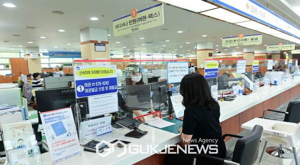 밝은 미소로 안내하는 종합민원실-민원창구