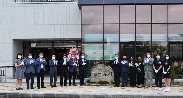 대정여자고등학교(교장 이영훈)는 지난 26일 김광수 제주도교육감 등 , 제주도교육청 관계자, 학교 교직원과 학생들이 참석한 가운데 다목적관‘늘해누리’개관식을 가졌다.[사진=제주도교육청]