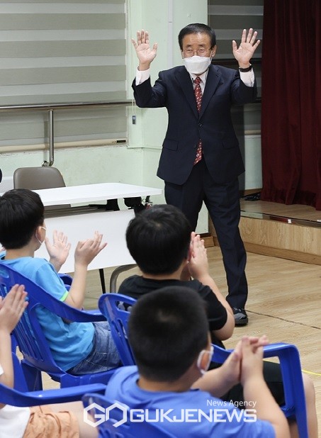 가평초 학생에게 반갑게 인사하는 김 군수 모습(사진=단양군)