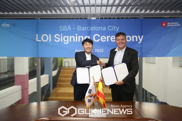 좌로부터 파우 솔라니야(Mr. Pau Solanilla) 바르셀로나 시의회 의원, 김현우 서울산업진흥원 대표이사,