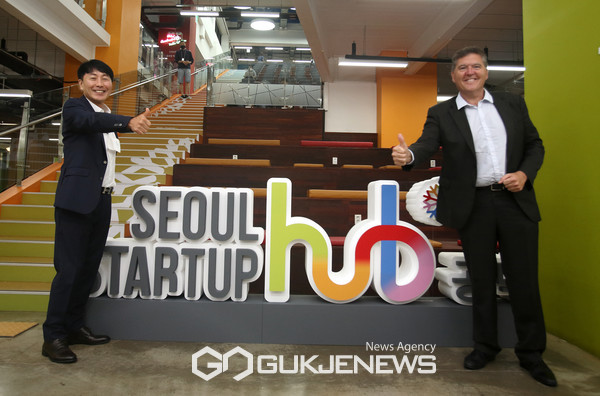 좌로부터 김현우 서울산업진흥원 대표이사, 파우 솔라니야(Mr. Pau Solanilla) 바르셀로나 시의회 의원