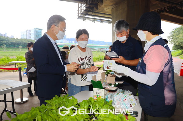 도시농업 체험장 가을 개장에 참석한 유성훈금천구청장(왼쪽). 사진=금천구청