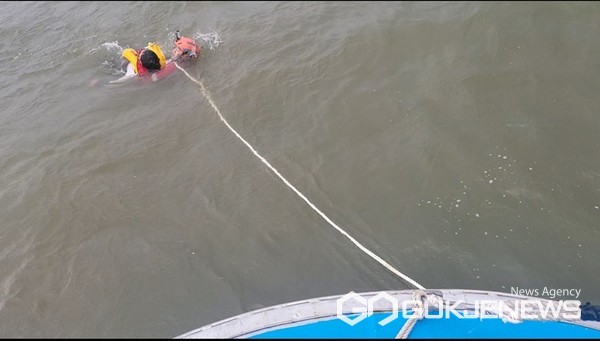 충남 태안해경이 4일 오후 16:37경 충남 태안군 남면 신온리 길마도에 연료 고갈로 인해 고립된 레저활동객 1명을 신속하게 구조했다. 사진은 구조 모습. (태안해경 제공)