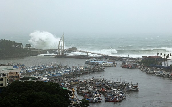 제주 서귀포시와 새섬을 이어주는 도보교 ‘새연교’에서는 40m 가량 솟구친 파도가 관측되기도 했다.[사진=서귀포시청]