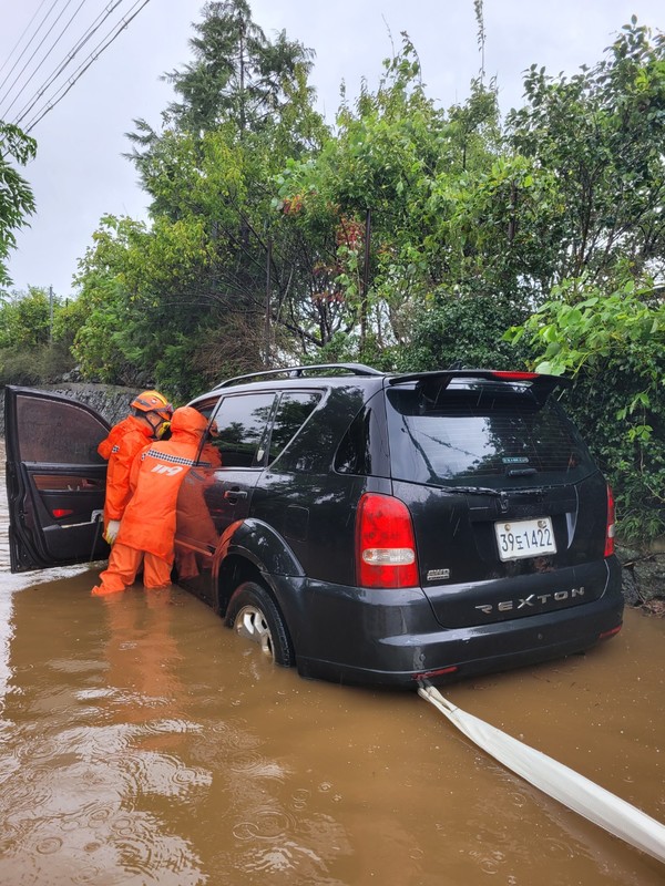 제주시 아라동 차량 침수 견인[사진=제주도 소방안전본부]