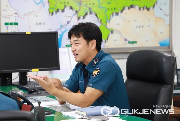 (진주=국제뉴스)보다 안전한 시민들의 삶을 위한 치안활동의 방향성을 설명하고 있는 이창열 진주경찰서장(사진=구정욱 기자)