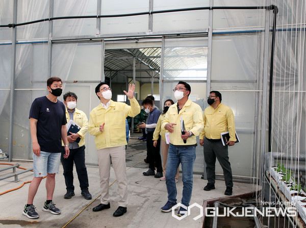 (사진제공=하동군)7일 하승철 군수가 태풍 피해현장을 점검하고 있다