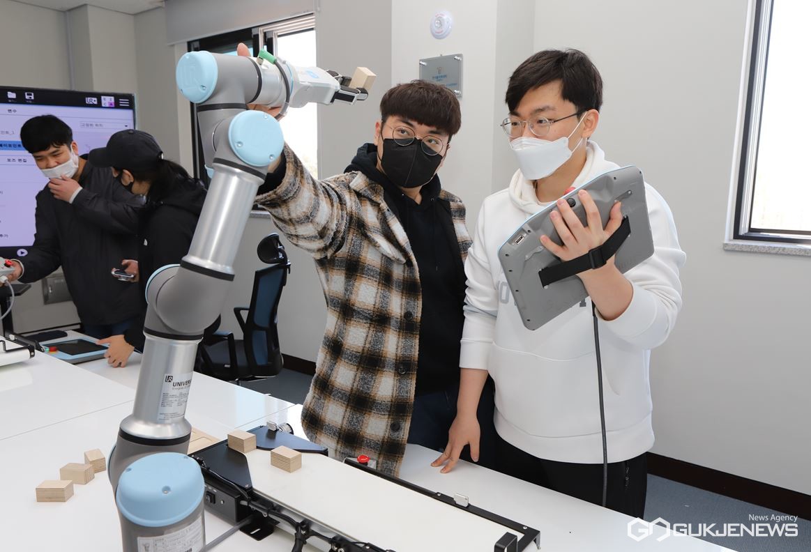 (제공=한국폴리텍대학 로봇캠퍼스) 로봇관 UR 공인인증 교육센터에서 협동로봇을 이용한 프로젝트 실습을 하고 있는 학생들