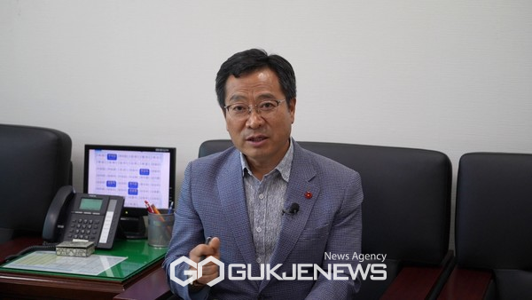 제주도 인터넷 방송기자협회와 인터뷰를 하고 있는 제주도의회 환경도시위원회 송창권 위원장.[사진=문서현 기자]