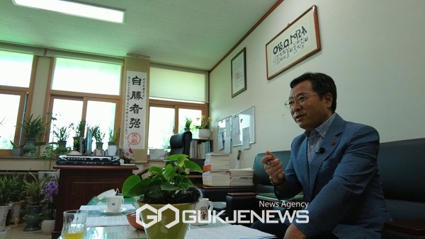 제주도 인터넷 방송기자협회와 인터뷰를 하고 있는 제주도의회 환경도시위원회 송창권 위원장.[사진=문서현 기자]