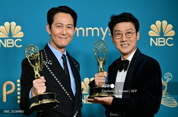 12일(현지시간) 미국 캘리포니아 주 로스앤젤레스 마이크로소프트 극장에서 열린 제74회 에미상 시상식에서 배우 이정재(왼쪽)와 황동혁 감독이 넷플릭스 오리지널 시리즈 '오징어게임'으로 드라마 시리즈 부문 남우주연상과 감독상을 수상한 뒤 트로피를 들고 포즈를 취하고 있다. 사진제공/AFP통신