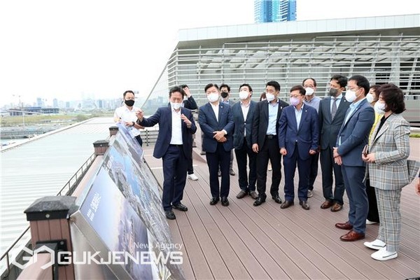 부산항 북항 홍보관 5층에 마련된 2030 부산세계박람회 홍보관에서 조유장 부산시 2030 엑스포추진본부장으로부터 관련 사업추진 현황을 점검하고 있다/제공=부산시의회