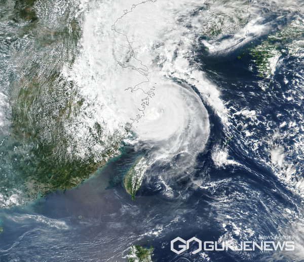 미국 항공우주국(NASA) 지구관측소가 14일(현지시각) 우주에서 찍은 12호 태풍 무이파 태풍의눈 사진을 공개했다. (사진출처=미국 항공우주국(NASA) 지구관측소)