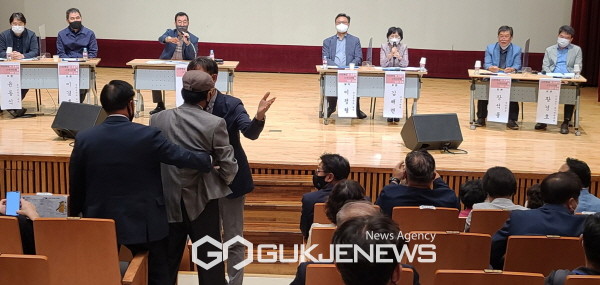 (사진=허일현 기자) 포럼도중 몇몇 시민들이 토론자의 말을 끊고 고성이 오가자 사회자가 나서서 이를 제지하고 있다.