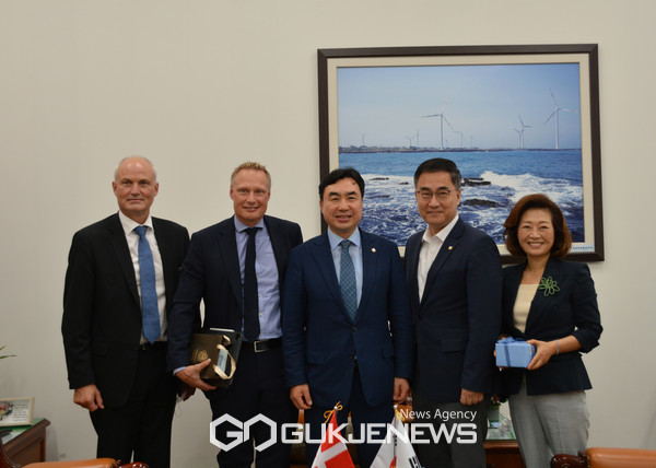 (왼쪽부터 아이너 옌슨 주한덴마크대사, 스티 우페 피터슨 덴마크 에너지청 부청장, 윤관석 위원장, 최형두, 양이원영 위원) [사진=윤관석 의원실]