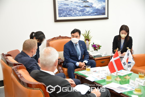 윤관석 산업통상자원중소벤처기업위원장, 덴마크 에너지청 부청장 면담 [사진=윤관석 의원실]