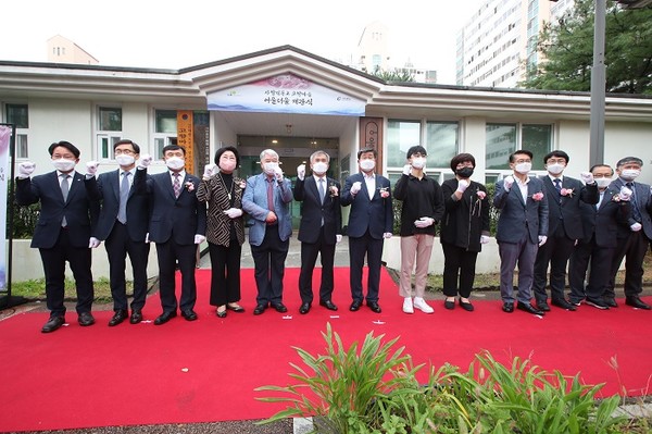 (사진제공=LH) LH, 사할린 귀국동포 전용 단지인 ‘안산 고향마을 아파트’ 어울더울 고령자 쉼터 개관.