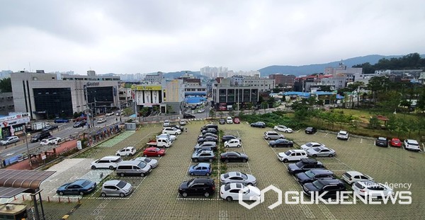 ​​충남 서산시가 이달부터 내년 6월 말까지 27억여 원을 투입해 동문동 900번 외 2필지에 기존 장옥 6개동을 철거하고 자주식 노상주차장 63면을 추가 설치한다는 방침이어서 준공 시 이 일대의 주차난이 크게 개선될 전망이다. 사진은 당초 주차타워를 설치할 예정이었던 제2청사 옆 공영주차장. (서산시 제공)