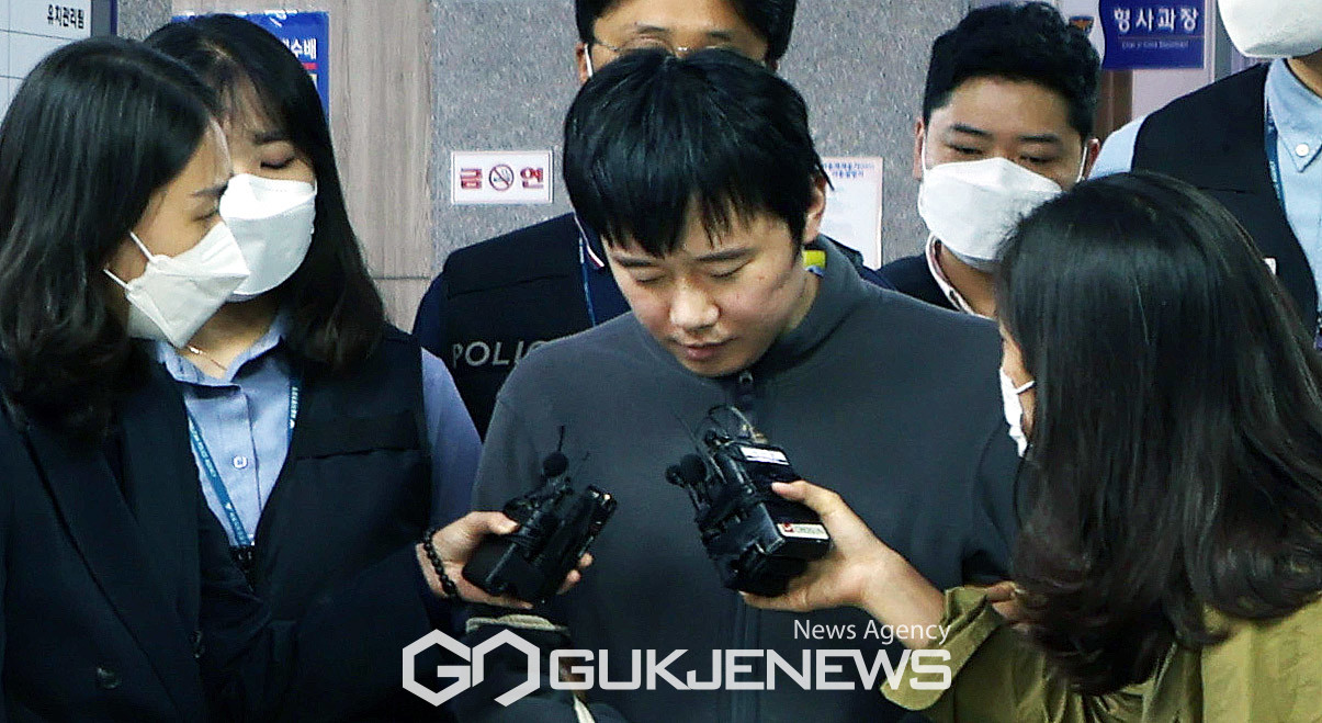 (서울=국제뉴스) 21일 오전 신당역 살인사건의 가해자 전주환(31)이 서울 중구 남대문경찰서에서 검찰로 송치되며 기자들의 질문에 고개를 떨구고 죄송하다는 말을 하고  있다./사진=이용우기자