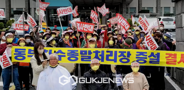 2021년 11월 5일 월정리 마을회 김경찬 감사, 곽기범 이장, 양귀은 사무장 등 주민들이 제주도청에서 동부하수처리장 증설을 결사 반대하며 삭발 시위를 했다.[사진=국제뉴스 제주본부  DB]