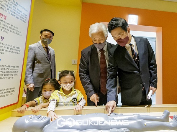 김태우 서울 강서구청장(오른쪽 첫 번째)이 22일(목) 허준박물관 어린이체험실을 찾아 아이들과 함께 혈자리 체험 프로그램을 하고 있다. [사진=강서구청]