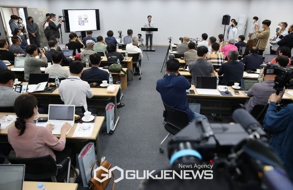 김태흠지사 계룡세계군문화엑스포 현장에서 기자 간단회 모습