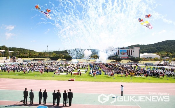 24일 서산종합운동장 일원에서 열린 제15회 서산시민체육대회 개회식 모습. (사진 = 서산시 제공)