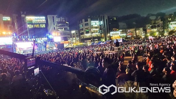 23일 서산중앙호수공원에서 펼쳐진 전야제 모습. (사진 = 이완섭 시장 페이스북)