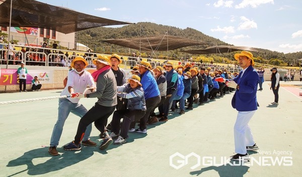 24일 서산시종합운동장에서 열린 시민체육대회 줄다리기 경기 모습. (사진 = 서산시 제공)