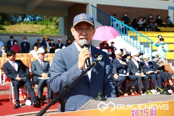 24일 열린 제15회 서산시민체육대회 개회식에서 이완섭 서산시장이 인사말을 하고 있다, (사진 = 서산시 제공)