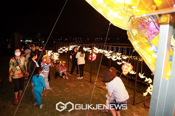 안양천 빛축제를 즐기는 주민들. 사진=구로구청