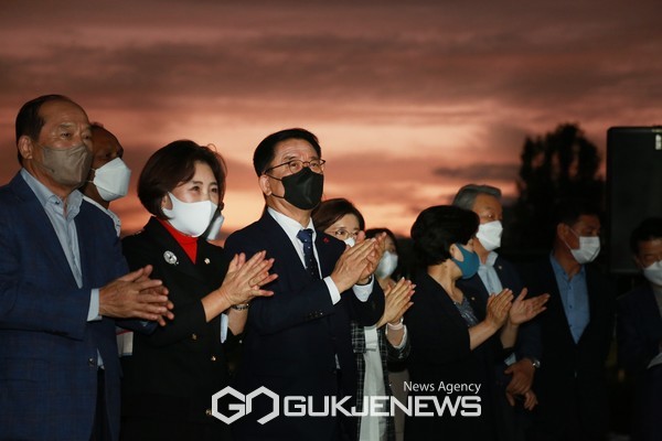 점등식에 참석한 문헌일 구로구청장.(왼쪽 세번째). 사진=구로구청