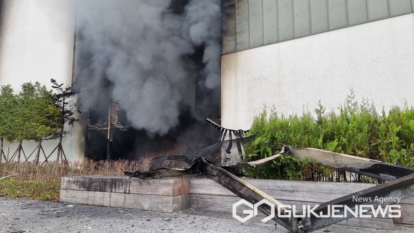 대전 현대프리미엄아울렛 화재현장에서 큰불 진압하는 소방관 (사진=김영규 기자)