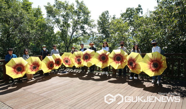 답사단원들은 내달 개최하는 ‘리치리치페스티벌’을 상징하는 해바라기 우산을 쓰고 성공적인 축제 개최를 기원했다.