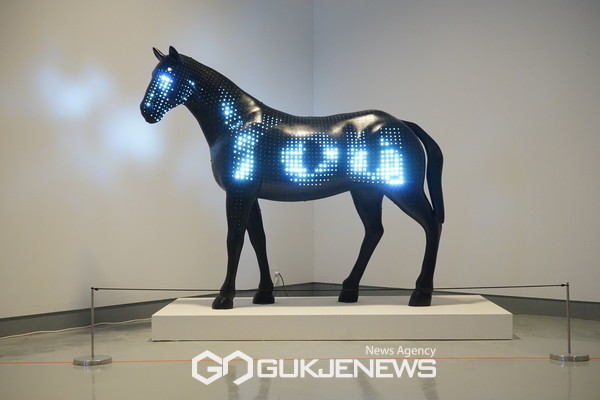 Bending matrix Horse (말 작품)