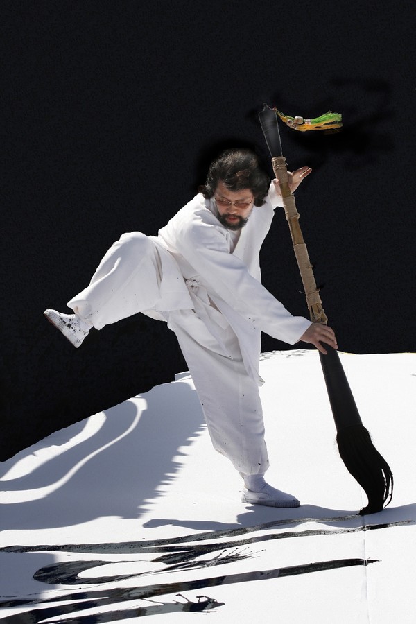 대붓 퍼포먼스를 시연중인 국당 조성주 작가 (사진=조성주 작가 제공)