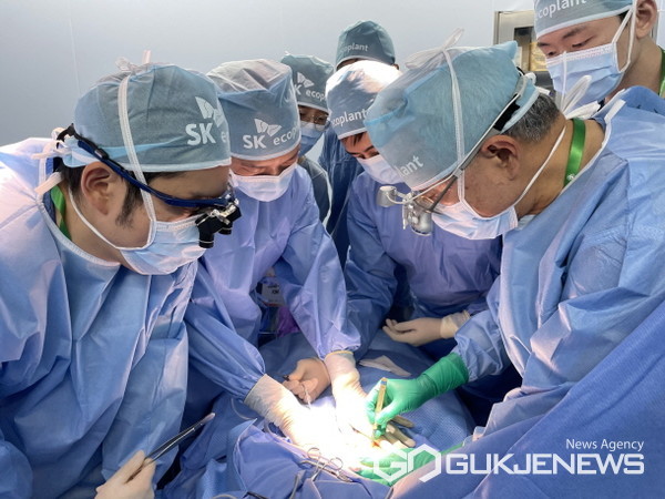 베트남 의료봉사 수술 장면, 베트남 의료진들이 참관해 수술법을 배우고 있다(사진=분당서울대병원)