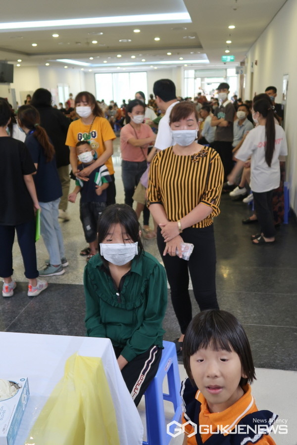 많은 베트남 어린이 및 가족들이 봉사단의 진료를 받기 위해 대기하고 있다(사진=분당서울대병원)